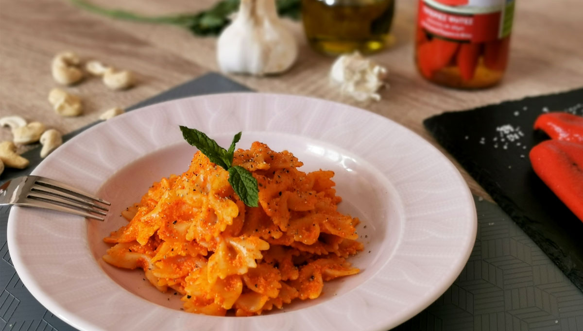 Farfalle with red roasted pepper and cashews pesto 